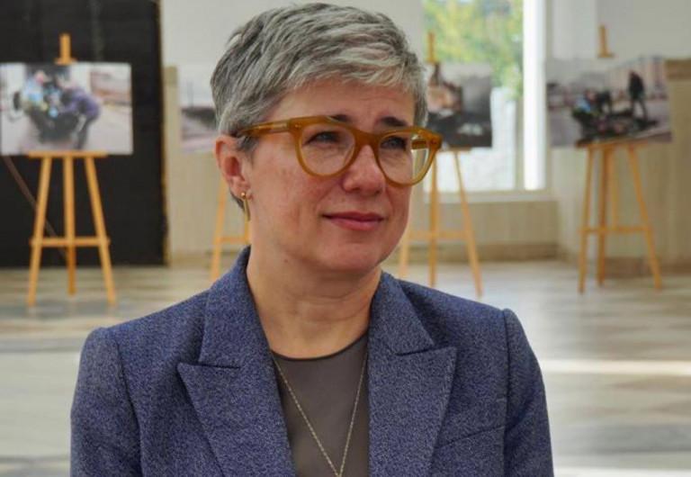 На заглавном фото: Наталка Цмоць после назначения ожидаемо посетила Бучу под Киевом, но совсем не для того, чтобы найти правду