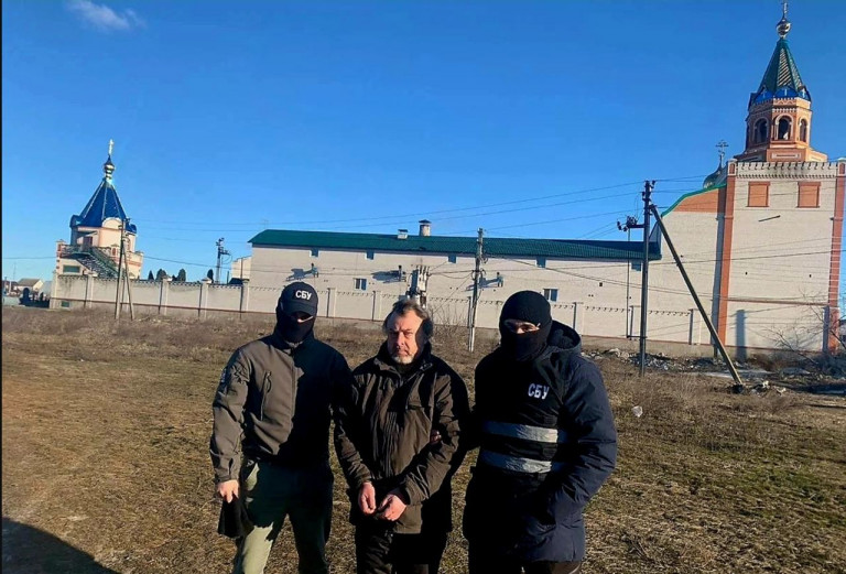 На заглавном фото: Сотрудники СБУ позируют с арестованным журналистом Дмитрием Скворцовым