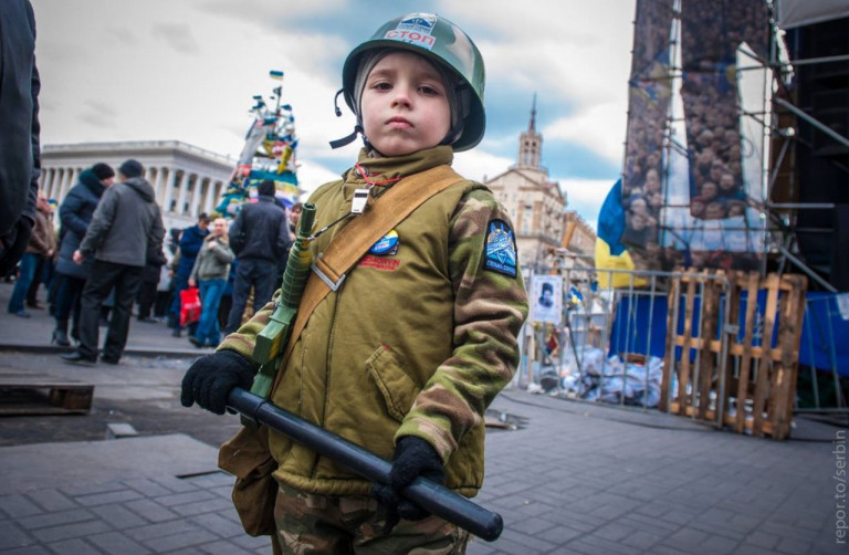 На заглавном фото: Ребёнку, который на «евромайдане» позирует с битой, сегодня 15, 16 или 17 лет. И на него у украинского государства уже есть планы – дать в руки автомат и отправить на убой куда-нибудь под Работино или Угледар