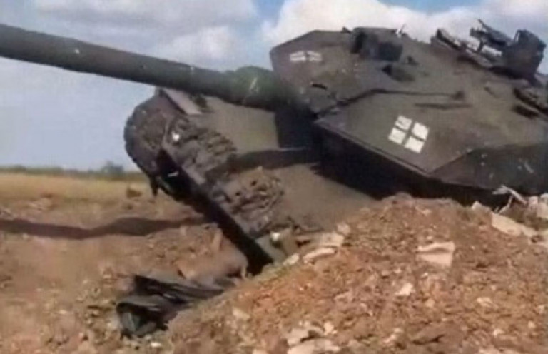 На заглавном фото: Немецкий «Леопард» прикорнул под Работино. Прикорнул и приуныл…