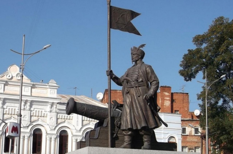 На заглавном фото: Памятник Ивану Сирко в Харькове, открыт летом 2017 года