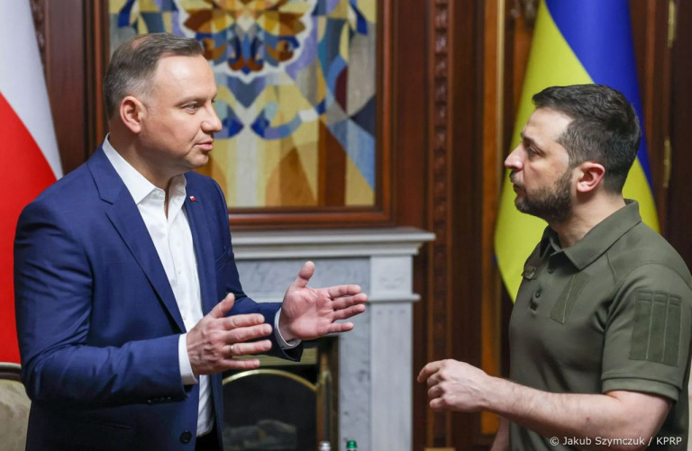 На заглавном фото: Президент Польши Дуда показывает Зеленскому рамки, за которые тот не должен выходить?