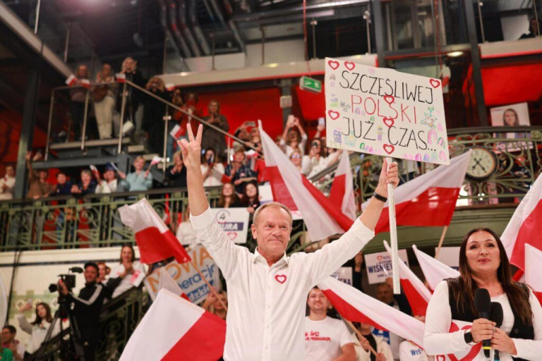 На заглавном фото: Дональд Туск, несомненно, рад результатам выборов