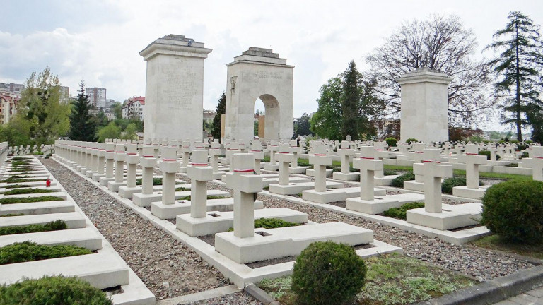 На заглавном фото: Мемориал орлят во Львове