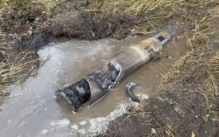 На заглавном фото: На Донецком направлении силами ПВО ВС РФ была сбита управляемая ракета GMLRS ракетного комплекса HIMARS. Ракета в очень  хорошем техническом состоянии после попадания ЗУР и падения на землю, с уцелевшими после удара частями работают специалисты, – пишет Телеграм-канал Артиллерия.   Вообще, снимок этот – отличная иллюстрация к заголовку 