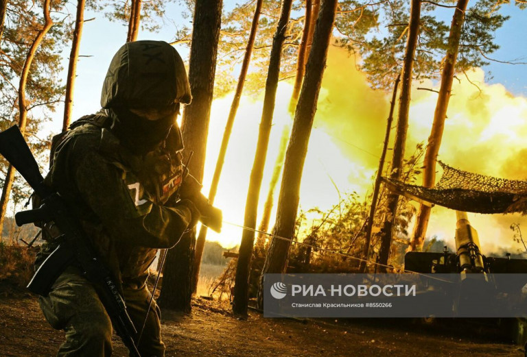 На заглавном фото: МО РФ показало боевую работу 152-мм орудия «Гиацинт-Б» на Краснолиманском направлении СВО. Источник – РИА Новости