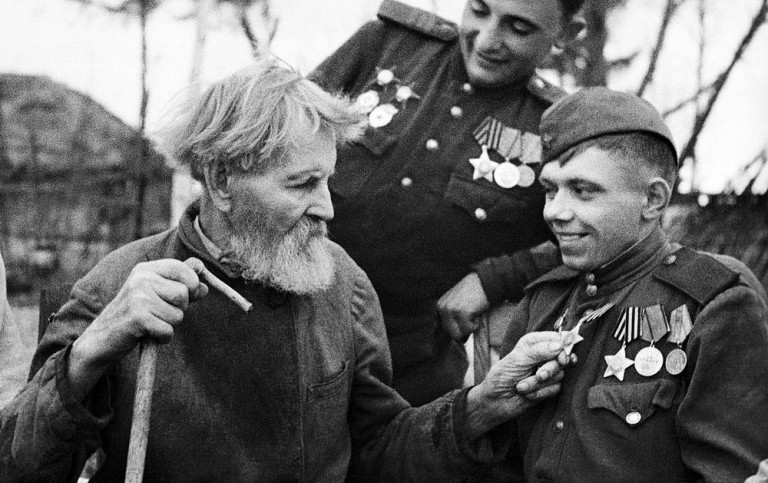  Заглавная иллюстрация: житель освобождённой от гитлеровцев деревни рассматривает орден Славы на груди красноармейца. 1944 г. Фото корреспондента газеты Брянского фронта «На разгром врага!» Василия Савранского.