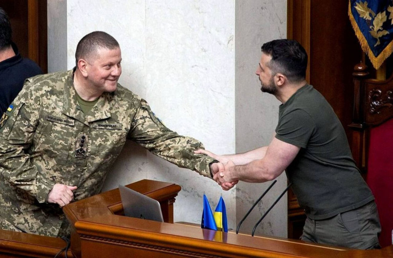 На заглавном фото: Это только на публике отношения Зеленского и Залужного выглядят безоблачными. Да и то не всегда