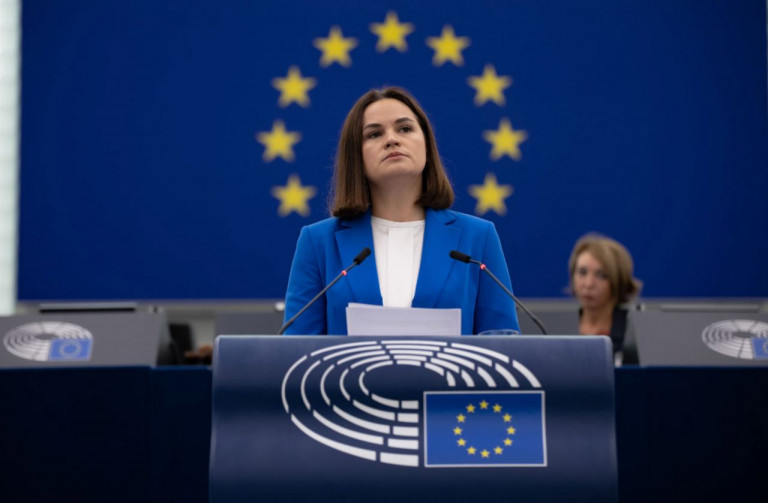 На заглавном фото: Кого представляет Светлана Тихановская в Европе? Белоруссию? Нет. Белорусский народ? Нет. Тихановская – олицетворение созданного Западом исключительно в своих интересах так называемого гражданского общества – меньшинства (причём, в случае с Белоруссий – ничтожного меньшинства), претендующего на то, чтобы подменить собой большинство