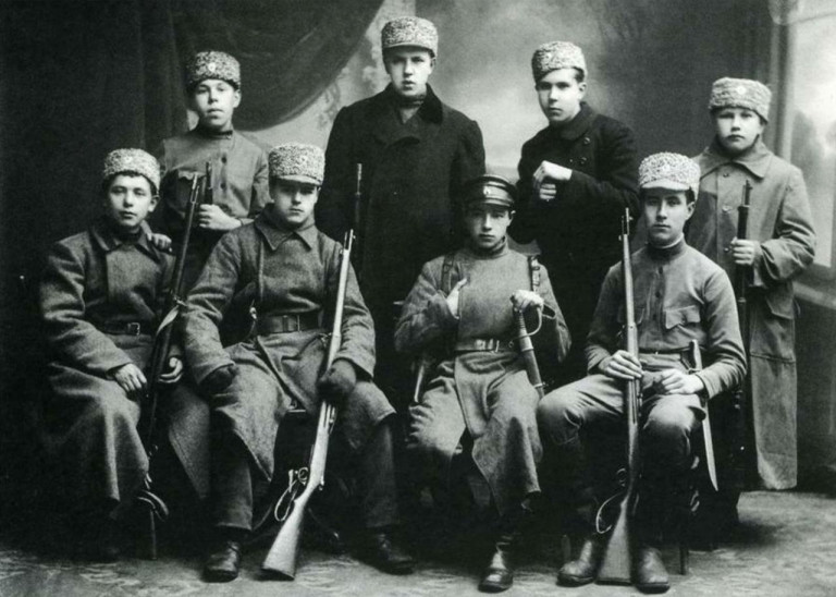 На заглавном фото: Советские милиционеры в форменных зимних головных уборах