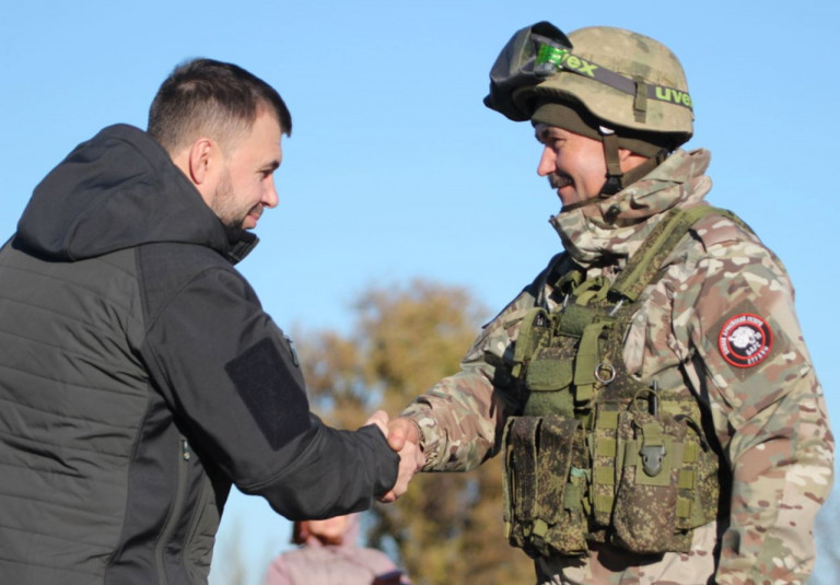 На заглавном фото: По представлению командира 1-го Армейского корпуса за заслуги, связанные с совершением геройского подвига, за мужество и отвагу, проявленные в боях по защите ДНР, 15 военнослужащим присвоено звание Героя Донецкой Народной Республики.