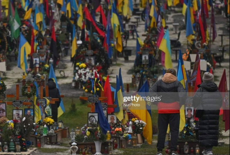 На заглавном фото: Почти на каждой могиле – чёрно-красный флаг УПА*