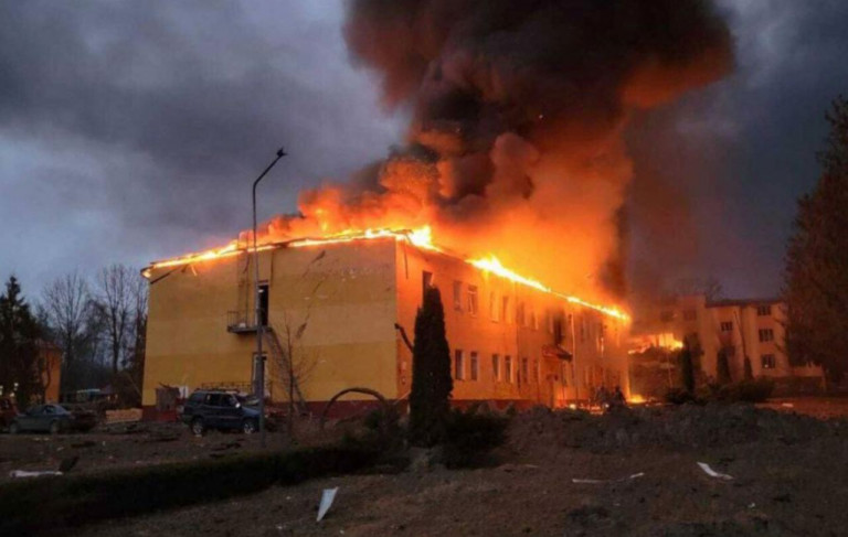 На заглавном фото: погибать на Украине бразильские наёмники начали ещё на заре проведения СВО. Удар по Яворовскому полигону должен внёс существенные поправки в настроения наёмников, прибывших на Украину со всего мира, но некоторые, в том числе и бразильцы продолжают приезжать, чтобы воевать на стороне ВСУ с целью заработать деньжат и укрыться от бразильского правосудия. Частенько укрываются в донбасских и запорожских степях навсегда