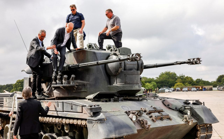 Заглавное фото: Шольц по стремянке взбирался на зенитную установку Gepard во время встречи с украинскими военными, и с трудом с неё сползал. Здоровье не позволяет федеральному канцлеру ФРГ делать это проворно. Тем не менее, идея «дранг нах остен» владеет разумом Шольца и заставляет его поддерживать пронацистскую Украину. В том числе, и вооружением.