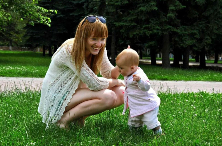 На заглавном снимке: «Горловская мадонна», 23-летняя Карина с дочкой, 10-месячной Кирой – были убиты ракетой «Града» 27 июля 2014 года во время обстрела ВСУ Горловки. Как потом выяснилось, специально целили по людным местам, в том числе и по скверу, где и погибли молодая мама и её ребёнок. Последние объятия Кристины и Киры напоминали очень знакомый любому христианину образ Богоматери с Младенцем на руках…