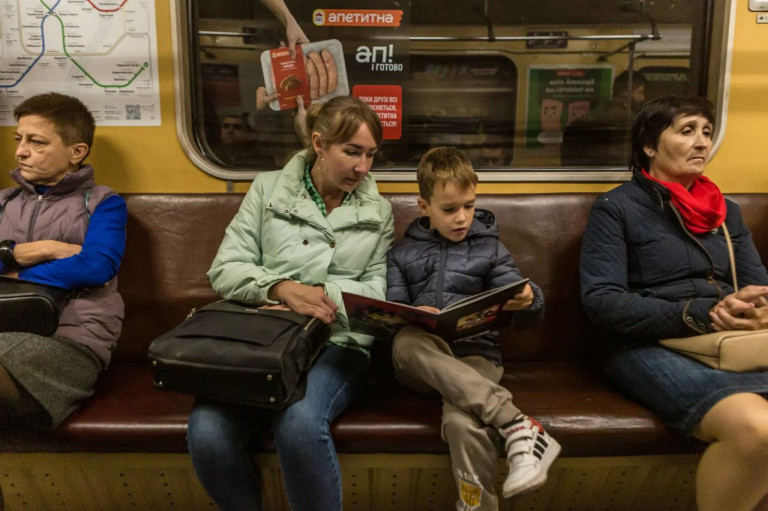 На світлині: Пані Гуренчук з сином у Києві. Їй пощастило, що син ще маленький, якщо б йому було років 17, виїхати з України було б проблемою