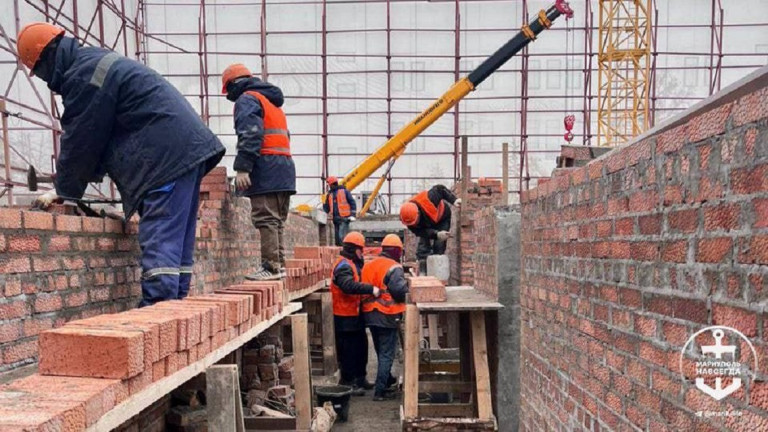 На заглавном фото: В Мариуполе продолжается восстановление драмтеатра – телеграм-канал Мариуполь навсегда