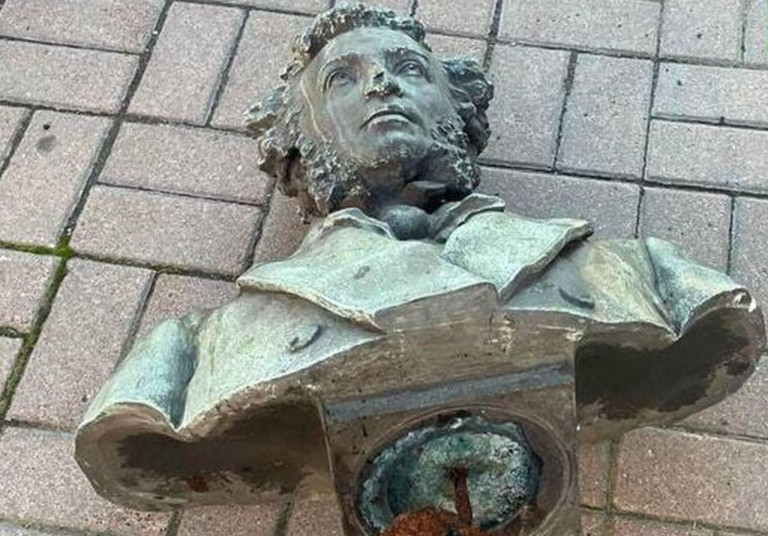 На заглавном фото: Этот бюст Пушкина «идентичные украинцы» снесли ещё в 2022 году. Но на этом не остановились –  государственная политика «утверждения украинской идентичности», за которой скрывается мурло нацизма, налицо