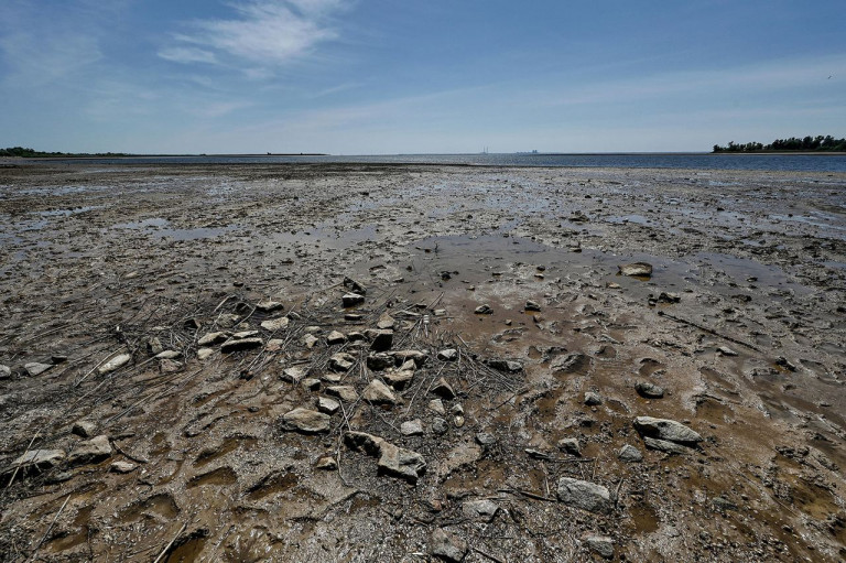 На заглавном фото: Обмелевшее Каховское водохранилище на Украине, уничтоженное ВСУ