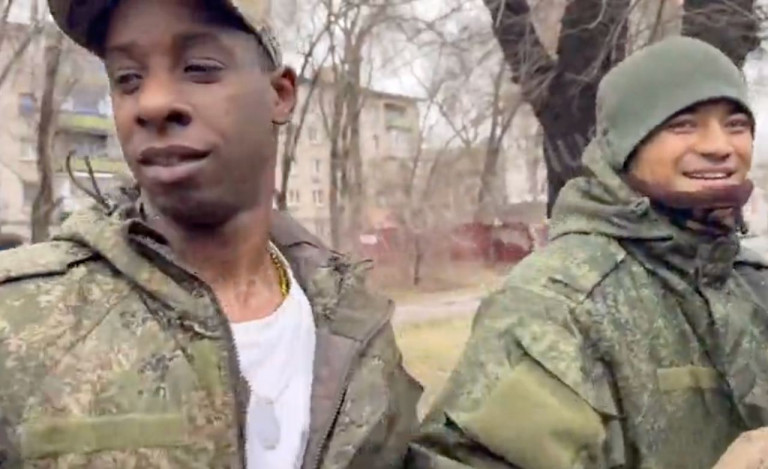 На заглавном фото: Куба и Непал в одном строю. Кубинец, кстати, на хорошем русском просит, чтобы с ним говорили на русском, а не на английском