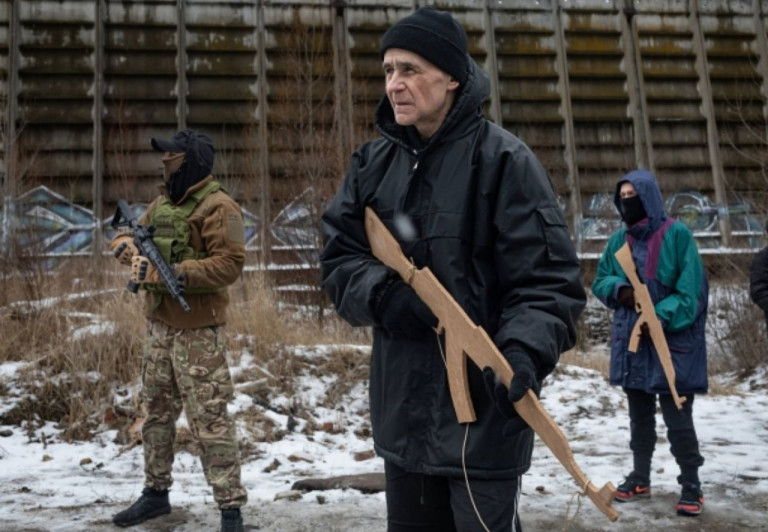 На заглавном фото: Раньше стариков показательно тренировали с деревянными автоматами, теперь гонят на настоящий фронт