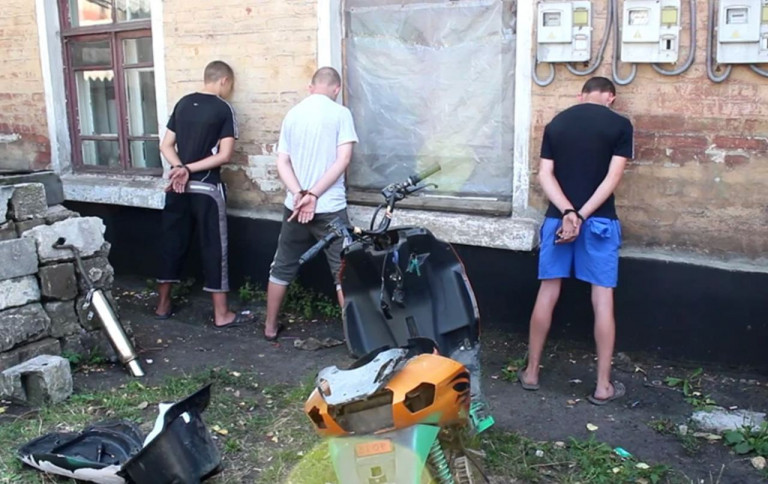 На заглавном фото: Малолетние диверсанты, завербованные СБУ, долгое время орудовали в ДНР