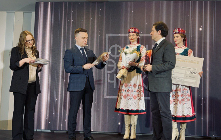 На заглавном фото: Теперь и в Минске есть своя премия для правозащитников, которая показывает, как на самом деле обстоят дела с правами человека. Источник: Фонд Эмиля Чечко.