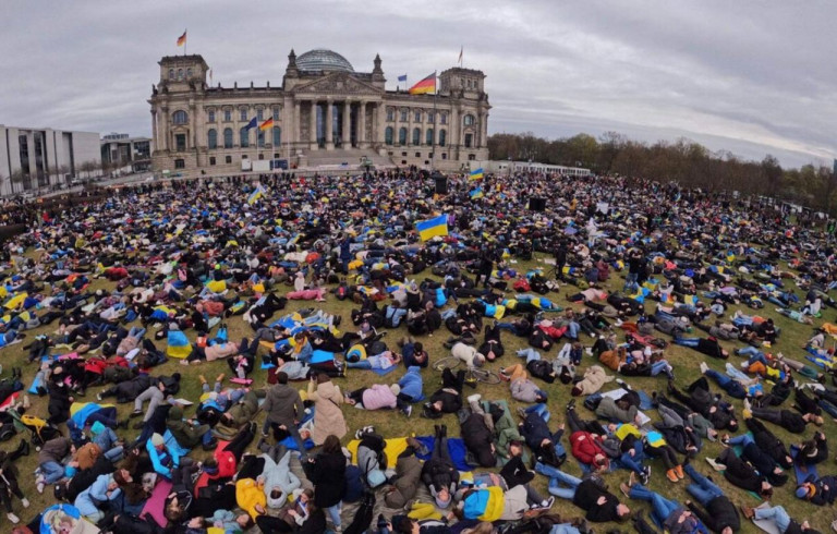 На заглавном фото: Германия не собирается выдавать Украине беженцев, даже несмотря на то, что некоторые из них вместо того, чтобы искать работу, устраивают бессмысленные акции