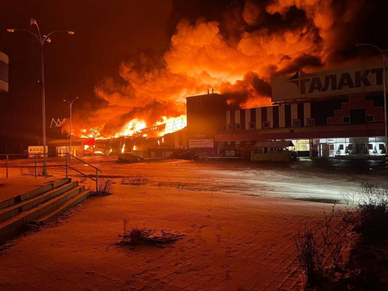 Заглавное фото: Горящий торговый центр «Галактика» в Горловке