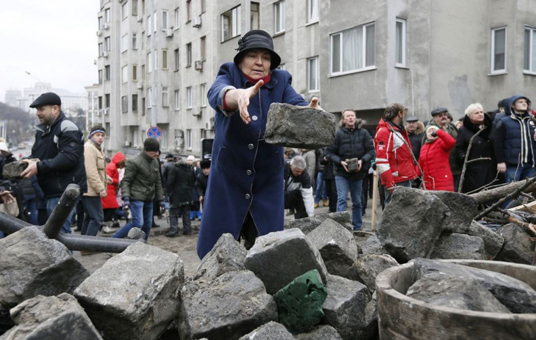 На заглавном фото: Во время «евромайдана» пенсионеров откровенно дурачили – дескать, получать они будут европейские пенсии в тысячу евро… Спустя десять лет оказалось, что и их украинские пенсии платить нечем – Запад не даёт денег