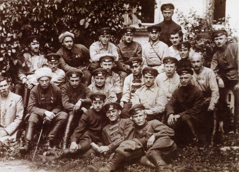 На заглавном фото. Командно-политический состав 1-го Конного Червонного казачества корпуса им. ВУЦИК, лето 1923 г. ЦГАКФДУ им. Г.С. Пшеничного. Второй слева в верхнем ряду (с двумя орденами Красного Знамени) — В.М. Примаков