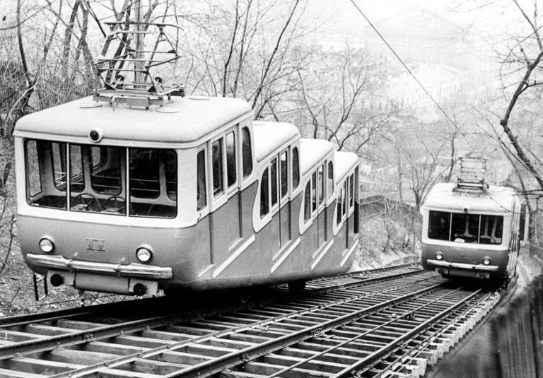 На заглавном фото: Кстати, фуникулёр в Киеве был построен во времена Российской империи (1902-1905 гг.), а современный облик он приобрёл во времена СССР (советский снимок). Своих самостийных подобных проектов нынешние «фурункулёры» реализовать не в состоянии…