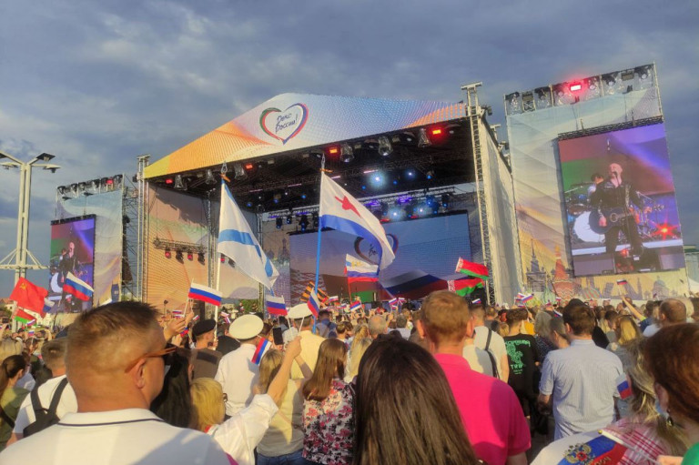 Гимн России в День России: минчане подпевают словами гимна СССР