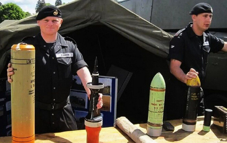 Заглавная иллюстрация: британские военные с боеприпасами для танка «Challenger 2»