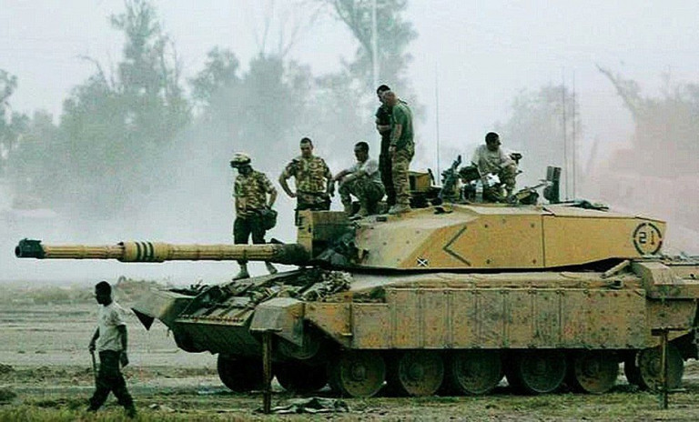 Заглавная иллюстрация: подбитый британский танк «Challenger-2» в окрестностях Басры. 2003 год 