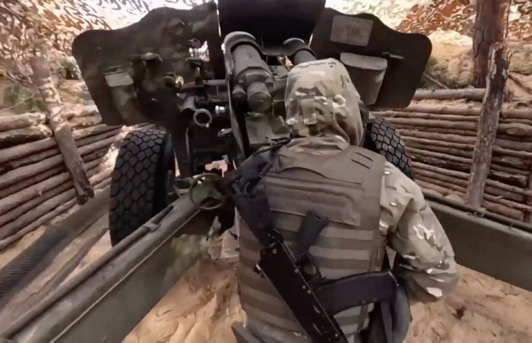 Расчёты гаубиц Д-20 артиллерийских подразделений группировки войск «Днепр» продолжают уничтожать выявленные цели. Херсонское направление, сообщает МО РФ