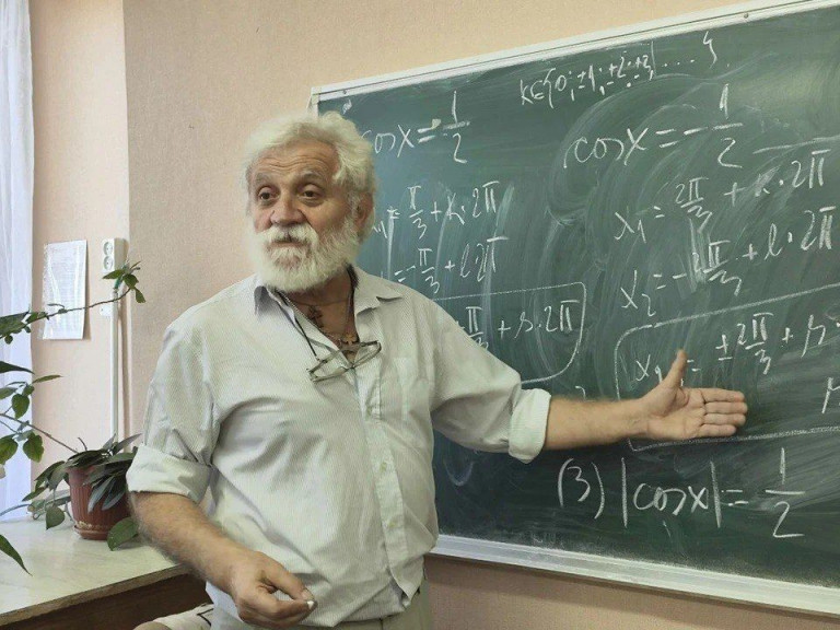 На заглавном фото: «Пусть не могу бегать по боевому полю, мое поле – математика»: Педагог из Сербии Светислав Стоянович переехал в Луганск учить детей. Сербский учитель стал первым, кто приехал с такой миссией, а школьники и коллектив учителей, сразу приняли его, как родного. Тем более, педагоги в ЛНР — на вес золота.