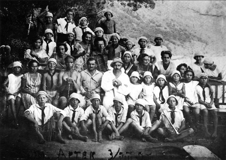 Заглавное фото: Первые артековцы, в центре – основатель пионерского лагеря З.П. Соловьёв и первый директор лагеря Ф.Ф. Шишмарев. 1927 г.