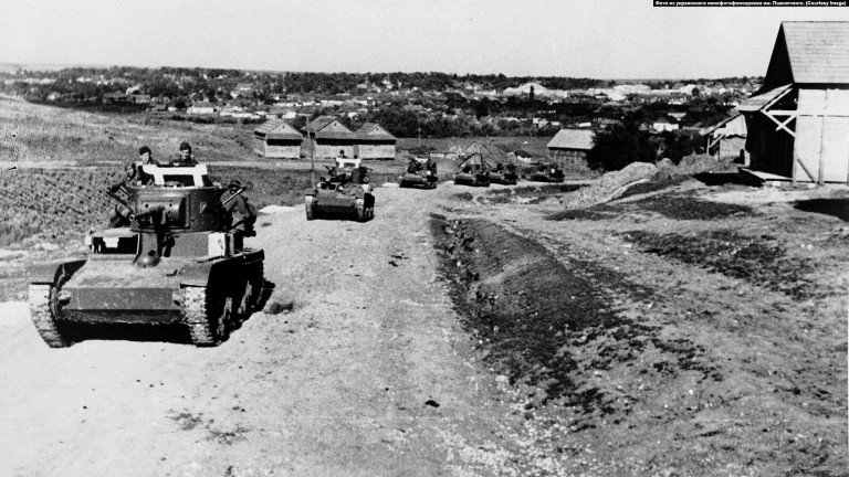 Заглавное фото. Вступление советских танков в местечко Липканы в Бессарабии, 1940 г. Снимок из украинского кинофотофоноархива им. Пшеничного.