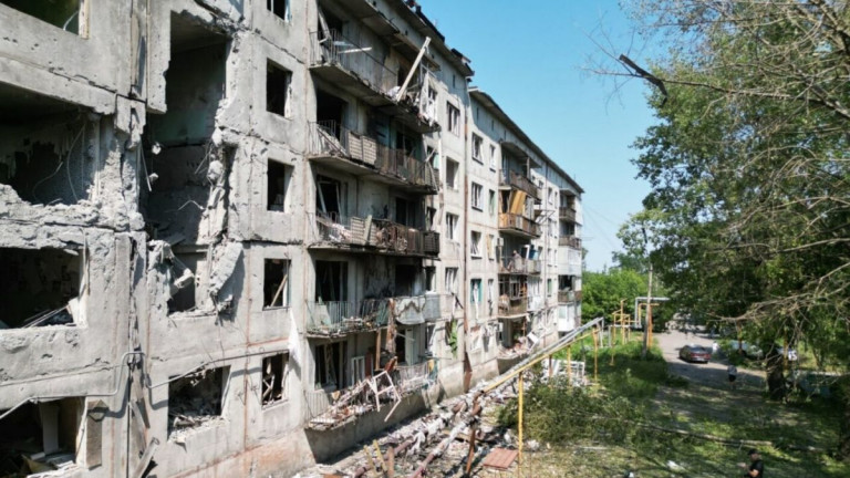 Заглавное фото. Нацисты уничтожают Мирноград (Димитров) перед тем, как оставить город.