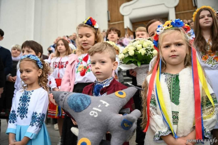 Заглавное фото: Телеграм-канал «Первый Харьковский» пишет, что на фото дети прихожан раскольников из ПЦУ, которые просят Высшие силы побыстрее прислать на Украину истребители F-16