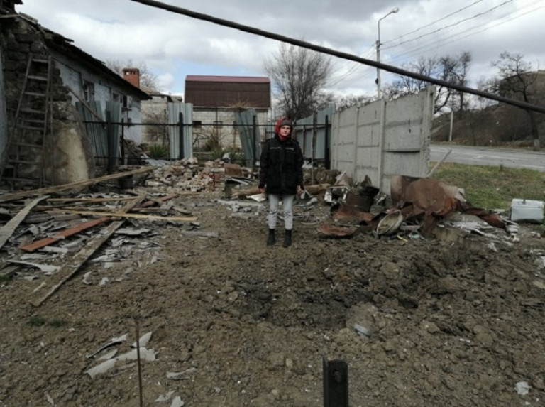 На заглавном фото: «Вот так стал выглядеть наш некогда ухоженный двор после очередного прилёта», – рассказывает мариупольчанка