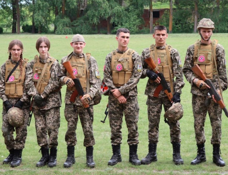 Заглавное фото. Боевики ВСУ проводят с подростками в одном из харьковских парков занятия по тактической подготовке, ведению боёв в городских условиях, стрельбе, а также проведению диверсионных операций.