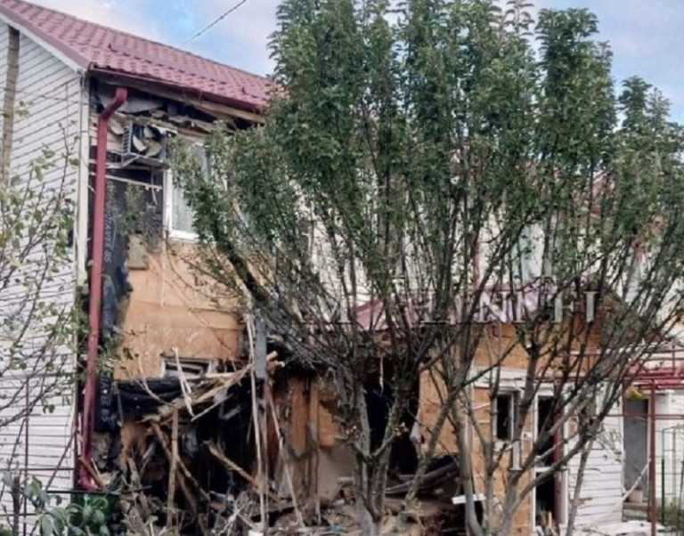 Заглавное фото: последствия вчерашней ракетной атаки на Белгород, в результате которой повреждены 63 частных домовладения, 10 квартир, 16 автомобилей, один автобус и производственное предприятие.