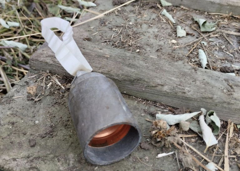 На заглавном фото: Вот такие суббоеприпасы разбрасывают ВСУ в Горловке...