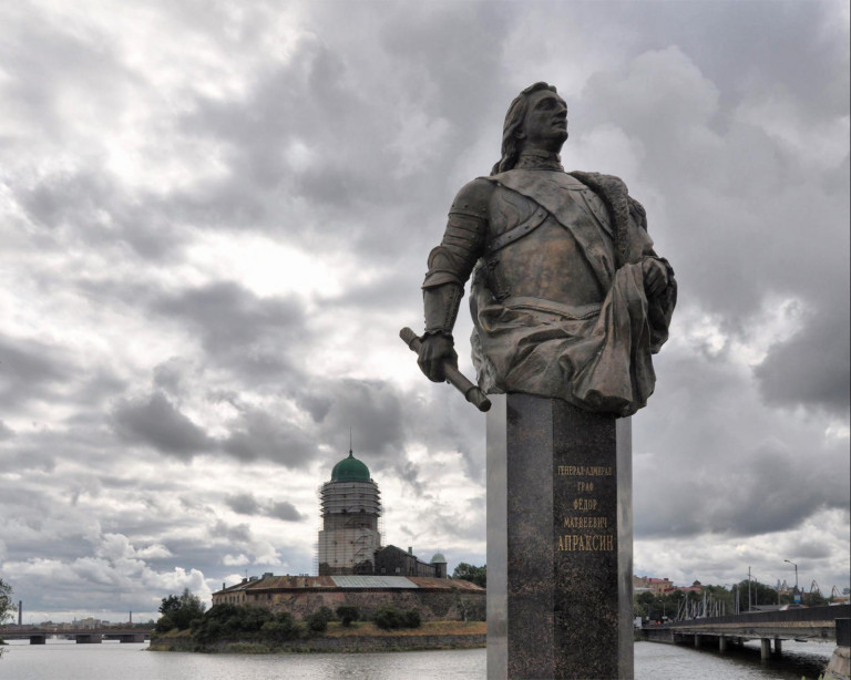 Заглавная иллюстрация: Памятник адмиралу Фёдору Апраксину в Выборге
