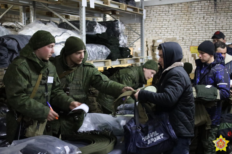 На заглавном фото: Военнослужащих запаса снова вызвали на сборы в Белоруссии.  Источник: Министерство обороны РБ