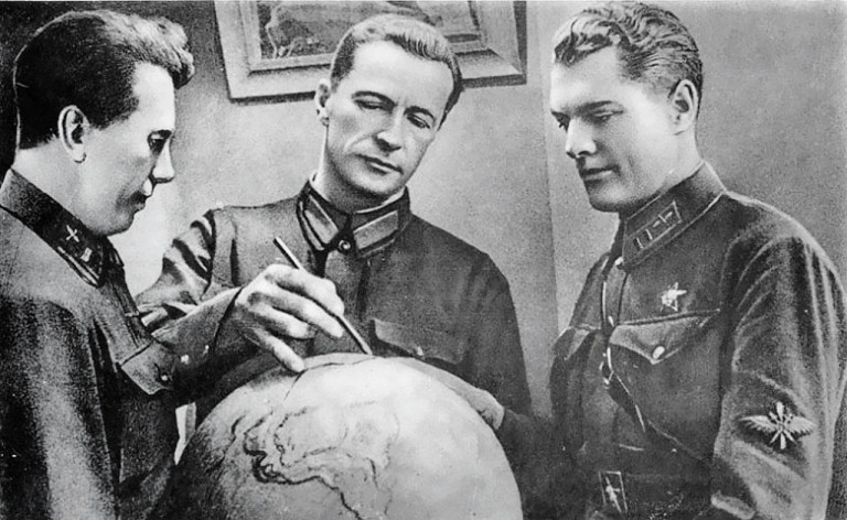 Заглавное фото. Экипаж Михаила Громова перед полётом. Слева направо – Сергей Данилин, Михаил Громов, Андрей Юмашев