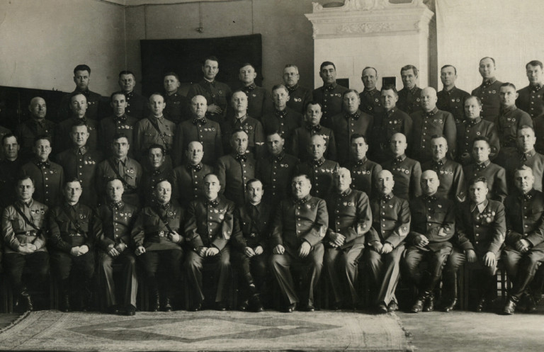 Заглавное фото: предвоенные курсы усовершенствования высшего начсостава при Академии Генерального Штаба Красной Армии 1940-1941. Фрагмент