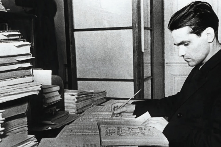 Заглавное фото: Учёный Ю.В.Кнорозов за работой по расшифровке письменности майя